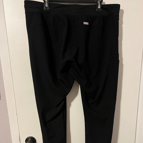 FIGS XL Black Kade Cargo Scrub Pant - Picture 3 of 4